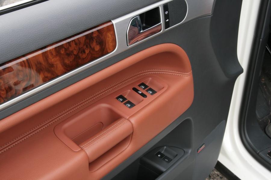  Volkswagen Touareg V10 TDi 2008 года  (фото 13 из 22)
